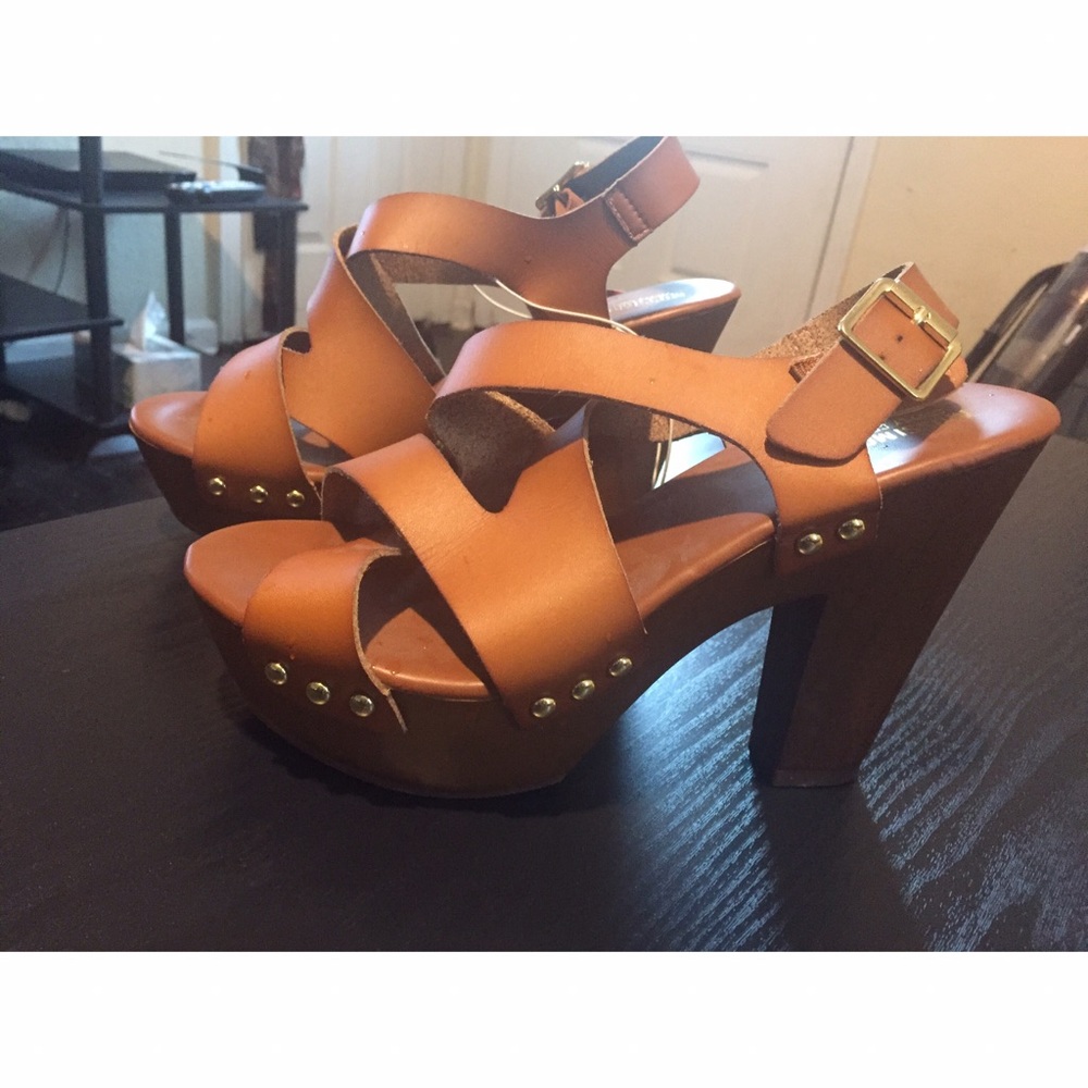 NWT Tan Heels ⭐️
